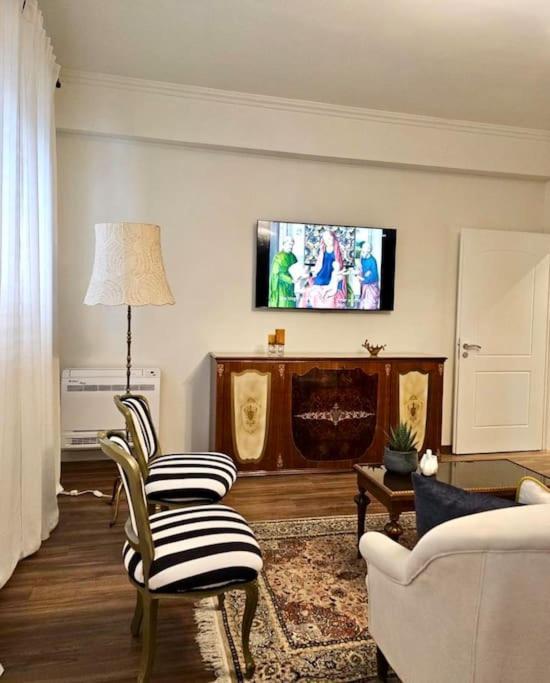 Novi'S Luxury Apartment 2 Gjirokastër Esterno foto